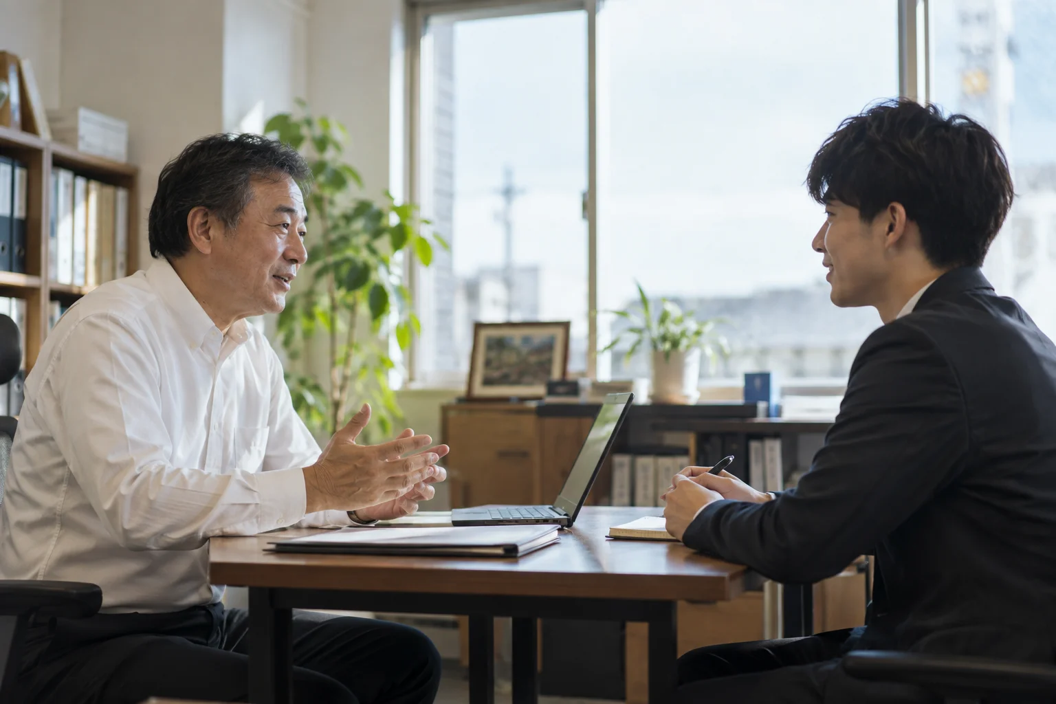 オフィスで応募者の話を聞く経営者。面接のイメージ